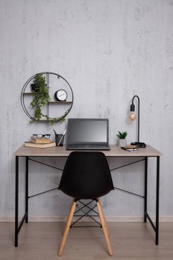 Ofiste ya da evde dizüstü bilgisayarı olan işyeri - beton duvarın üzerine kopyalama alanı