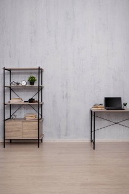 İş ve bilgisayar konsepti - şık ofiste kopyalama alanı olan raf ve tablo