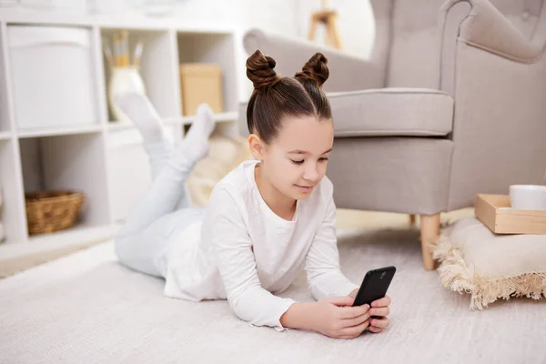 Dětský Technologický Internetový Koncept Roztomilá Dívka Používající Smartphone Světlém Obývacím — Stock fotografie