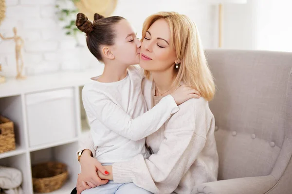 Moderskap Familj Och Kärlek Koncept Söt Flicka Kysser Sin Mamma — Stockfoto