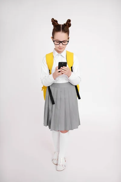 Edukacja Media Społecznościowe Koncepcja Uzależnienia Internetu Pełny Portret Uroczej Dziewczyny — Zdjęcie stockowe
