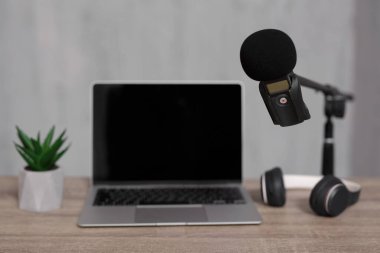 yaratıcılık, medya içeriği, podcast ve blog konsepti - laptop ve mikrofonlu modern işyeri, boş ekrana boşluk kopyala