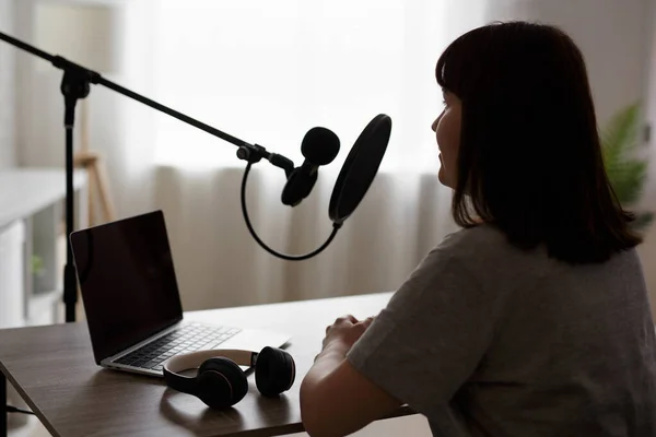 Sylwetka Młodej Kobiety Nagrywającej Podcast Studiu Domowym — Zdjęcie stockowe