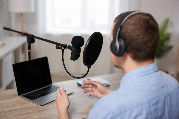Radio Podcast Koncepcja Bloga Audio Widok Tyłu Męskiego Blogera Lub — Zdjęcie stockowe
