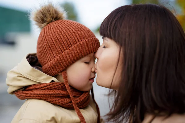 Family Happiness Concept Κοντινό Πορτραίτο Της Μητέρας Που Φιλάει Την — Φωτογραφία Αρχείου