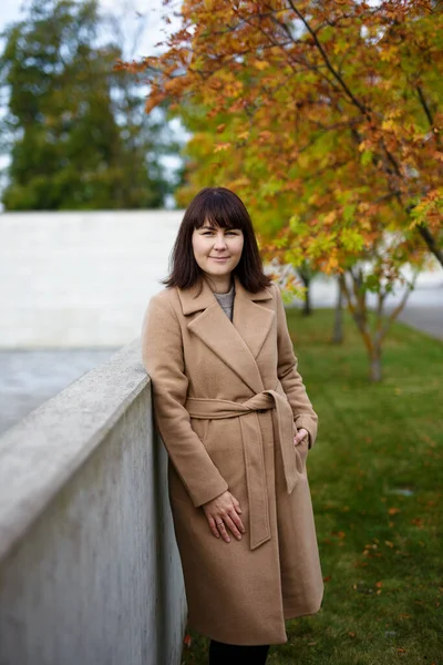 Portrait Jeune Femme Attrayante Posant Dans Parc Automne — Photo