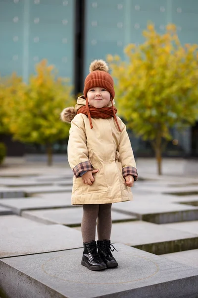 Ganzkörperporträt Des Niedlichen Kleinen Mädchens Warmen Kleidern Das Herbst Park — Stockfoto