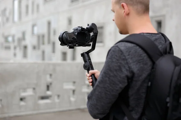 Baksida Bild Professionell Videograf Håller Dslr Kamera Axel Gimbal Över — Stockfoto