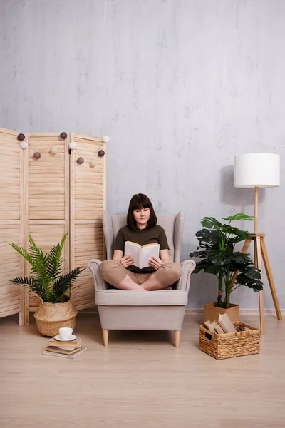 Oturma Odasında Kitap Okuyan Mutlu Bir Kadın Duvarda Kopya Alanı — Stok fotoğraf