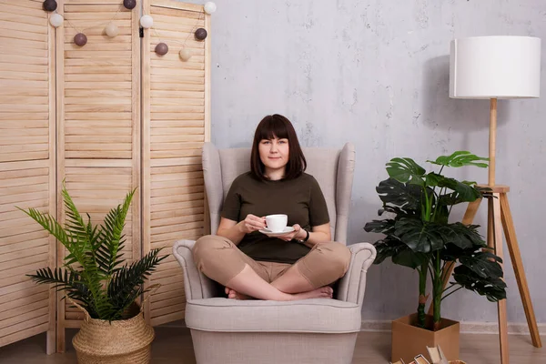 Mujer Sentada Sillón Tomando Café Casa — Foto de Stock