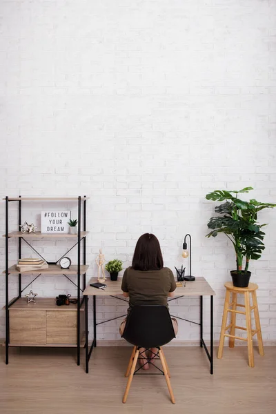 Vista Trasera Mujer Sentada Oficina Con Espacio Copia Sobre Pared — Foto de Stock