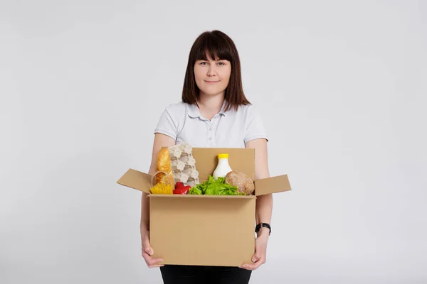 Entrega Alimentos Concepto Donación Retrato Mujer Joven Dando Caja Cartón —  Fotos de Stock