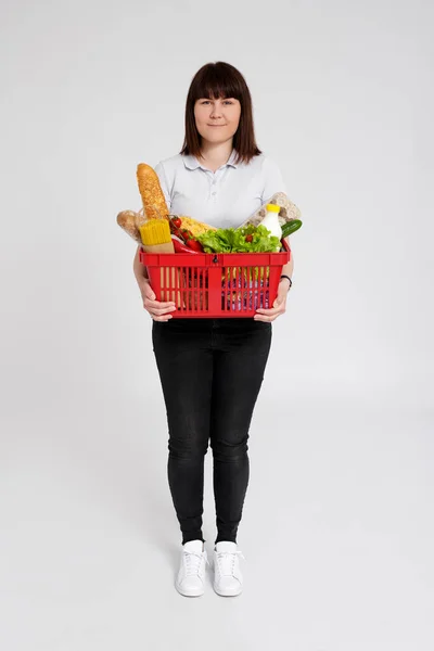 Portrait Pleine Longueur Jeune Femme Attrayante Avec Panier Plein Produits — Photo