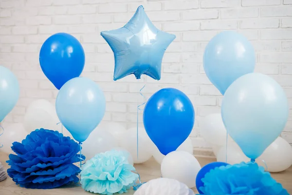 Festa Aniversário Decoração Balões Azul Bolas Papel Sobre Fundo Parede — Fotografia de Stock