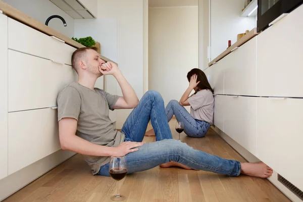 Conceito Família Relacionamento Briga Casal Triste Sentado Separadamente Chão Cozinha — Fotografia de Stock