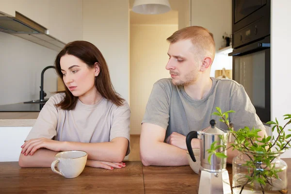 Amor Riña Concepto Relación Joven Pareja Triste Sentado Cocina Moderna — Foto de Stock