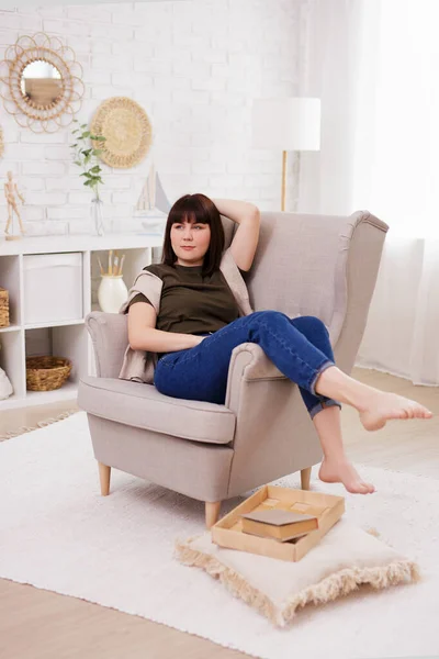 Mujer Morena Joven Relajándose Sillón Sala Estar Brillante — Foto de Stock