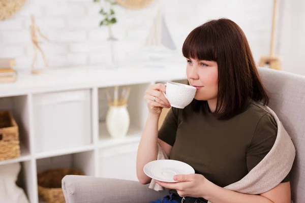 Piękna Kobieta Siedzi Fotelu Pije Kawę Lub Herbatę — Zdjęcie stockowe