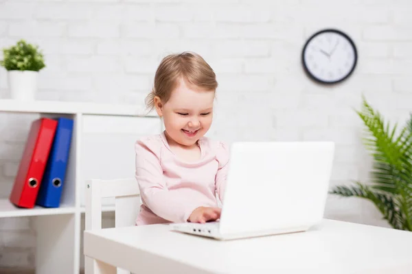 Dzieciństwo Edukacja Technologia Koncepcja Wesoły Cute Little Girl Pomocą Laptopa — Zdjęcie stockowe