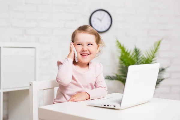 Dzieciństwo Edukacja Koncepcja Technologii Portret Uroczej Dziewczynki Korzystającej Laptopa Rozmawiającej — Zdjęcie stockowe