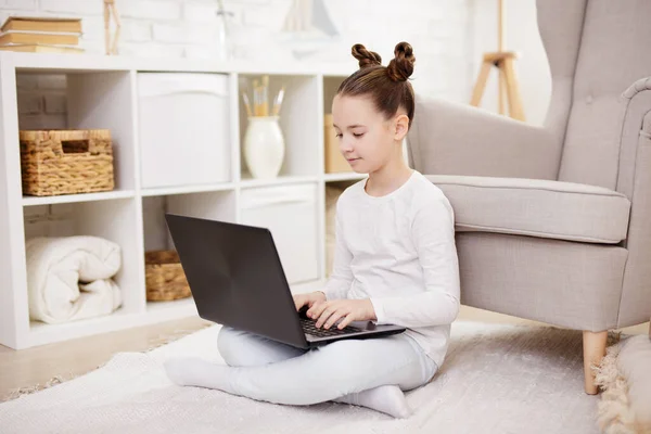 Styl Życia Koncepcja Edukacji Online Portret Uroczej Dziewczyny Korzystającej Laptopa — Zdjęcie stockowe