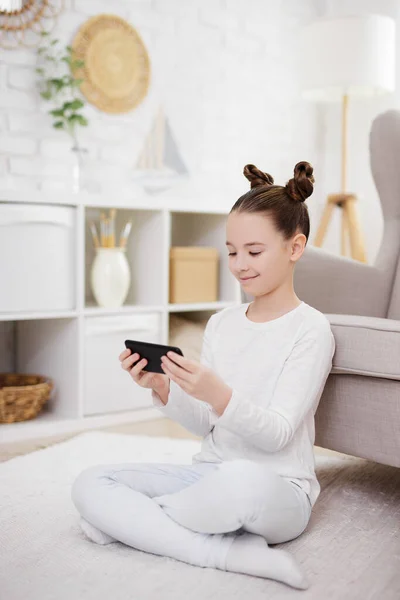 Technologia Koncepcja Internetu Portret Uroczej Nastolatki Korzystającej Smartfona Domu — Zdjęcie stockowe