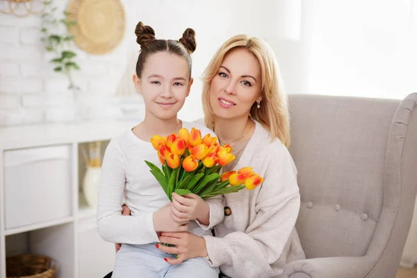 Moderskap Familj Och Mors Dag Koncept Söt Flicka Som Ger — Stockfoto