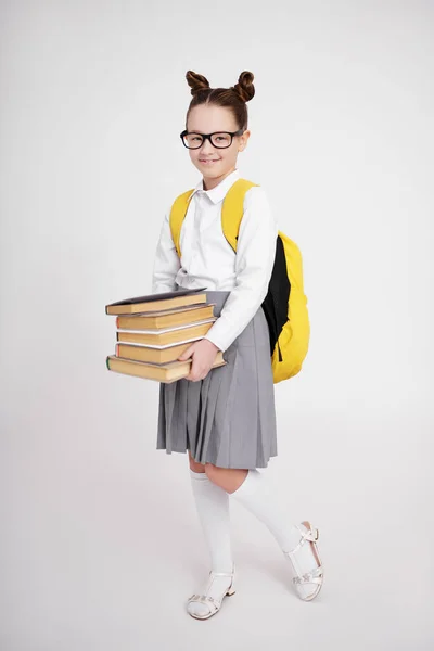 Bildungskonzept Ganzkörperporträt Eines Netten Mädchens Schuluniform Und Brille Mit Rucksack — Stockfoto