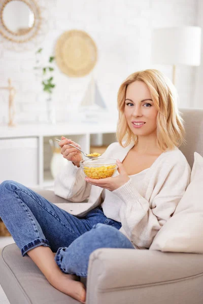Concepto Comida Desayuno Saludable Joven Hermosa Mujer Comiendo Hojuelas Maíz — Foto de Stock