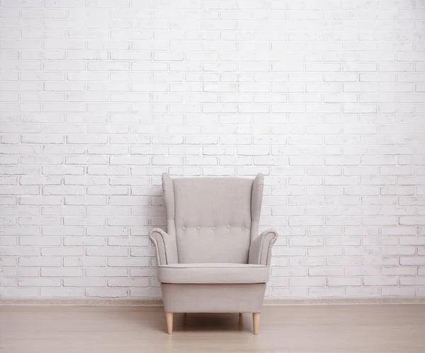 Cómodo Sillón Con Espacio Copia Sobre Fondo Pared Ladrillo Blanco — Foto de Stock