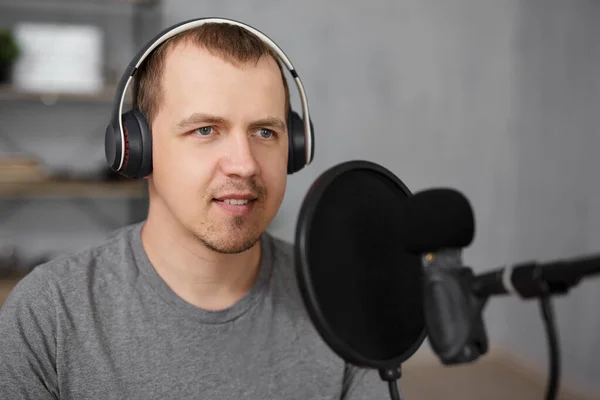 Portret Van Jonge Knappe Man Streaming Zijn Audio Podcast Het — Stockfoto