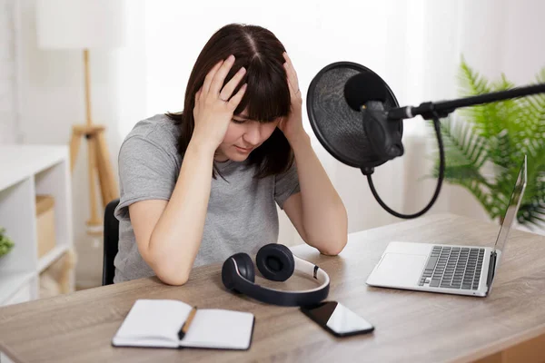 Dziennikarstwo Podcast Koncepcja Blogowania Portret Zestresowanej Lub Zmęczonej Kobiety Studiu — Zdjęcie stockowe