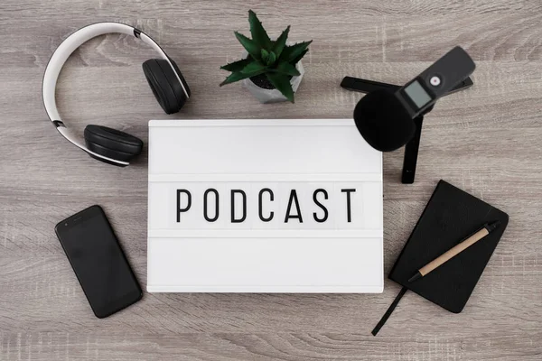 Podcast Concept Witte Lightbox Met Podcast Woord Tafel Met Microfoon — Stockfoto