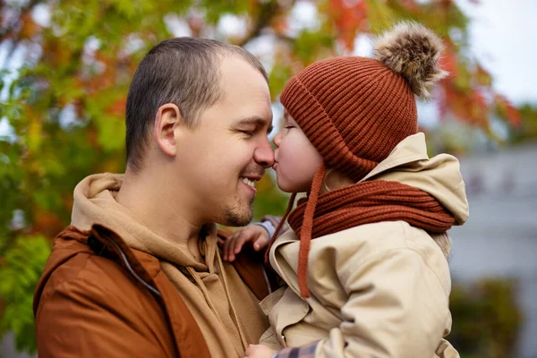 Familien Liebes Und Glückskonzept Niedliches Kleines Mädchen Küsst Seinen Vater — Stockfoto