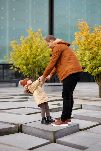 Familien Liebes Und Glückskonzept Glücklicher Vater Und Seine Kleine Tochter — Stockfoto