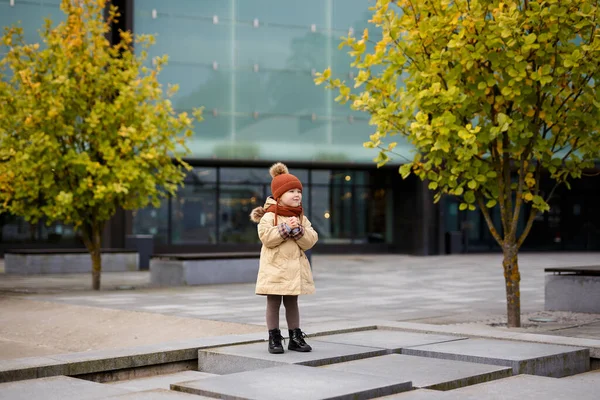 Full Length Portrait Cute Little Girl Walking Autumn City Park — 스톡 사진