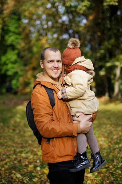 Familie Elternschaft Liebe Und Pflegekonzept Vater Und Süße Kleine Tochter — Stockfoto