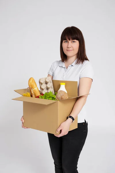 Entrega Alimentos Conceito Doação Retrato Mulher Jovem Posando Com Caixa — Fotografia de Stock