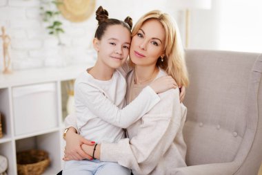 Annelik, aile ve aşk kavramı. Annesinin parlak oturma odasında kucaklaşması.