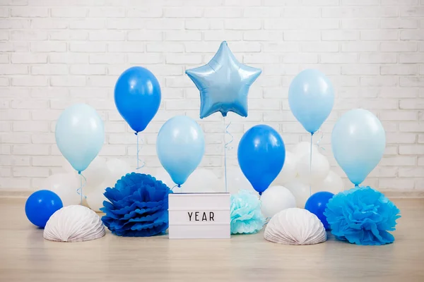 Bebê Menino Primeiro Aniversário Festa Decoração Balões Azul Bolas Papel — Fotografia de Stock