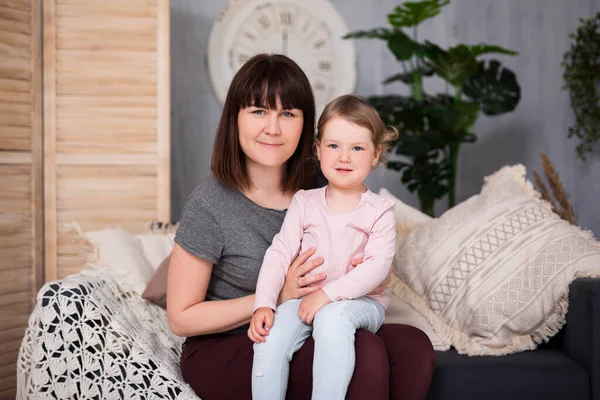 Familien Und Mutterschaftskonzept Porträt Einer Jungen Mutter Und Ihrer Niedlichen — Stockfoto