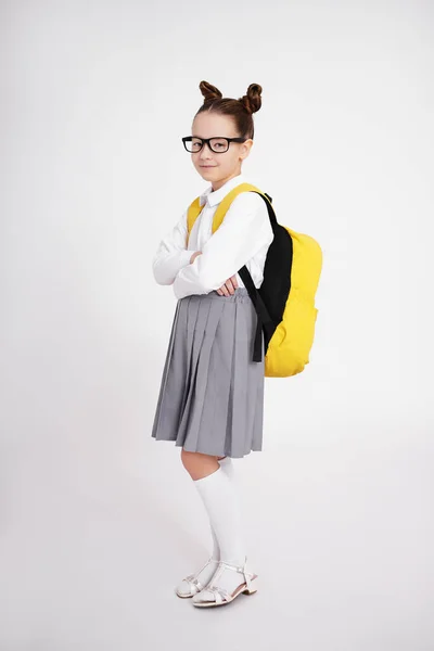 Beyaz Arka Planda Sarı Sırt Çantalı Şirin Bir Kızın Tam — Stok fotoğraf