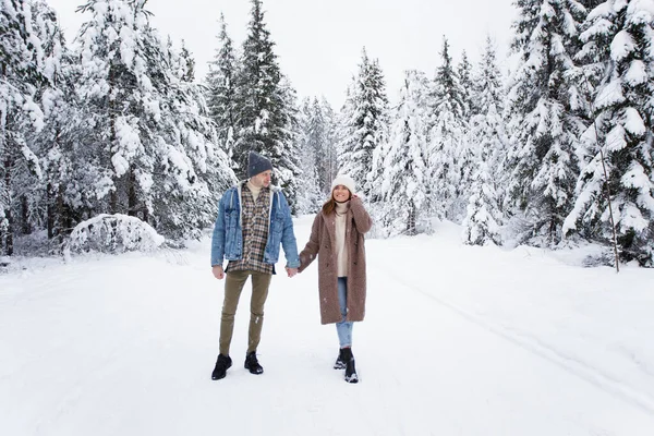 Heureux Jeune Couple Les Balades Forêt Hiver — Photo