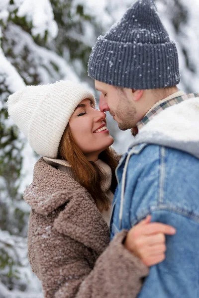 Retrato Linda Pareja Joven Ropa Abrigo Abrazándose Bosque Parque Invierno — Foto de Stock