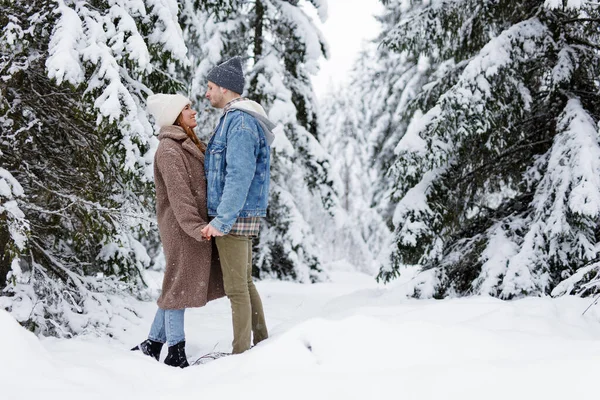 Glückliches Paar Das Sich Winterwald Oder Park Anschaut — Stockfoto