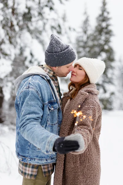 Amore Felicità Romanticismo Concetto Coppia Carina Posa Con Scintille Nella — Foto Stock