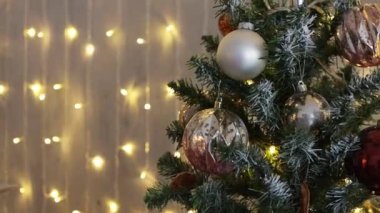 Noel konsepti - Gri duvarda süslü noel ağacı ve şenlikli ışıklar.