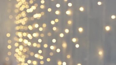 Noel arkaplanı - Bokeh efektli titreşimli çelenk ışıkları