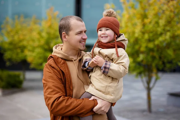 Familie Vaterschaft Liebe Und Glückskonzept Porträt Eines Glücklichen Vaters Und — Stockfoto