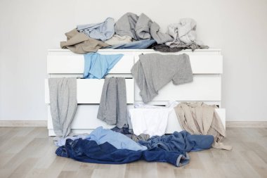 Çekmeceler ve kirli çamaşırlar oturma odasında.